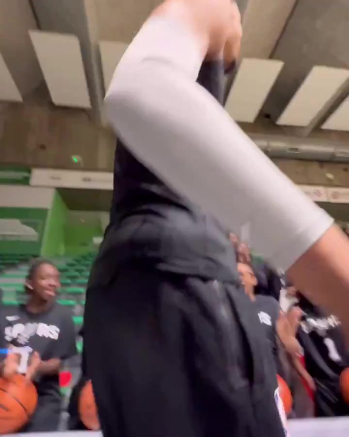 png电子平台在巴黎人气很高！文班回到以前比赛的体育馆 为球迷签名合影