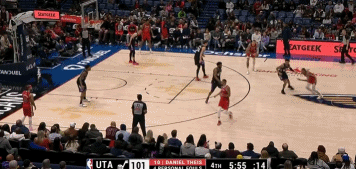 png电子网站杀疯了！麦科勒姆31中18砍下45分8板4助3帽 末节&加时24分