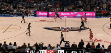 png电子网站杀疯了！麦科勒姆31中18砍下45分8板4助3帽 末节&加时24分