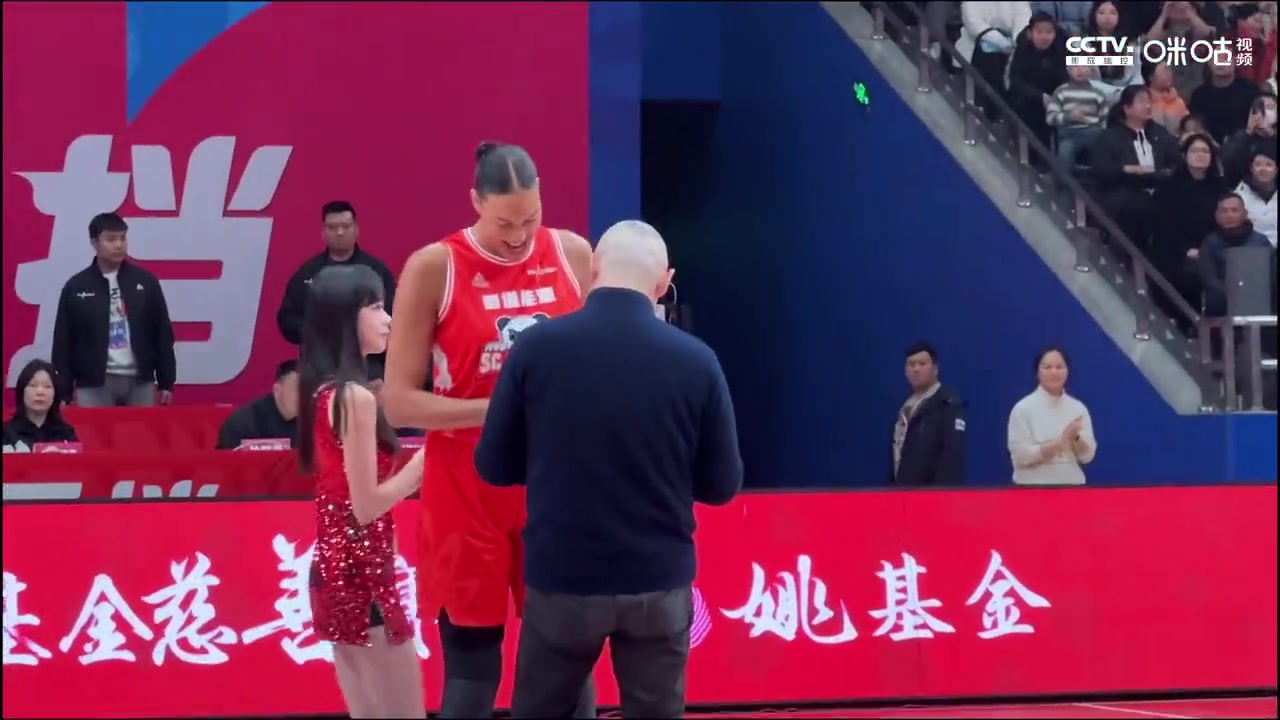 png电子相当开心！四川女篮为坎贝奇颁发上赛季总冠军戒指！