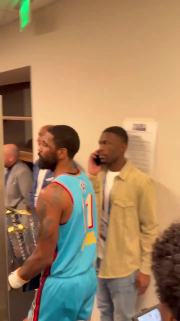 png电子平台欧文抱着全明星冠军奖杯杀到巴克利队更衣室：好好享受假期吧你们