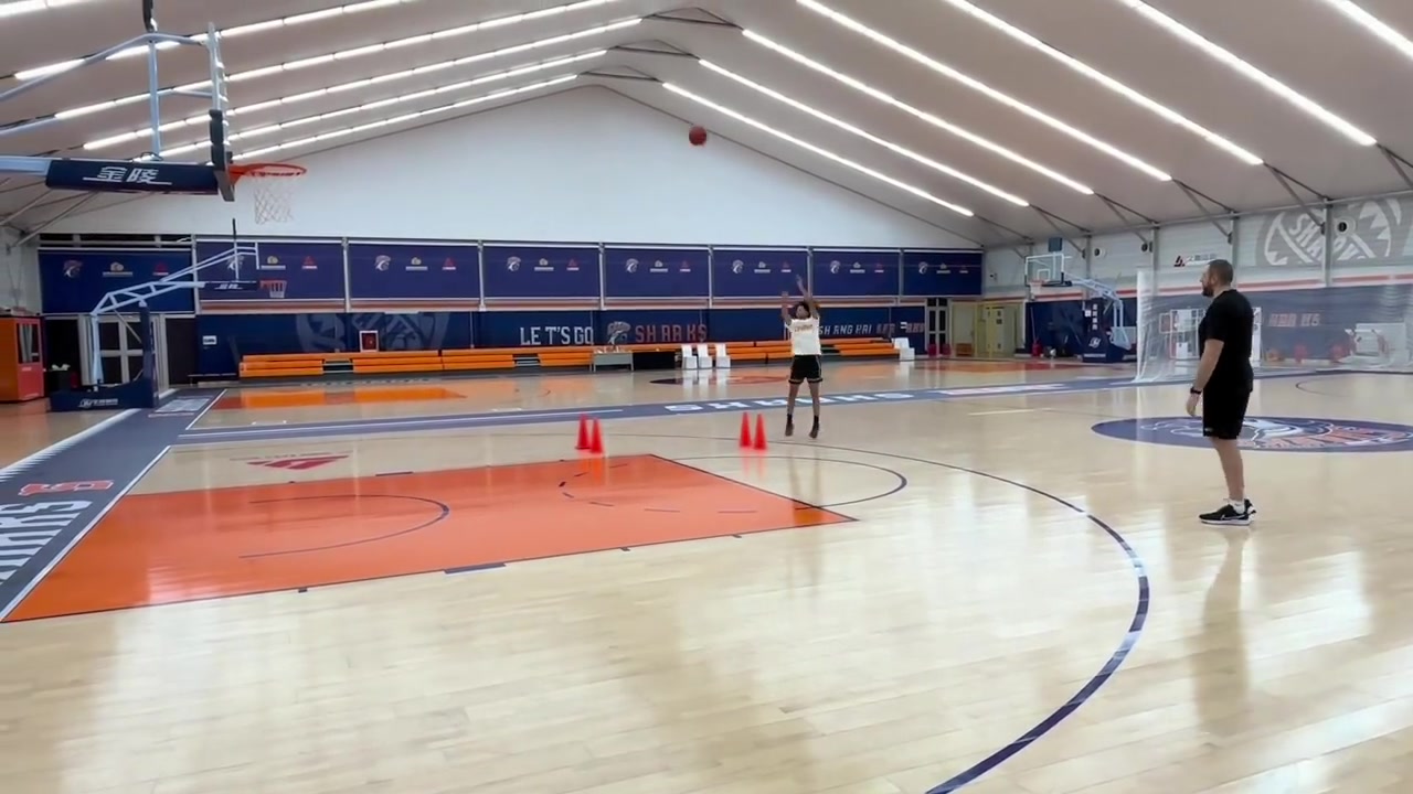 png电子平台弹无虚发！17岁华裔后卫朱正晒在上海队训练馆的投篮视频