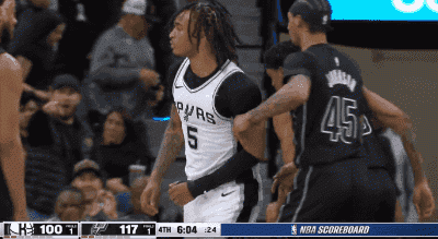 png电子官网牛哇！卡斯尔灵动突破撕穿防线 起飞单臂炸筐惊呆文班亚马