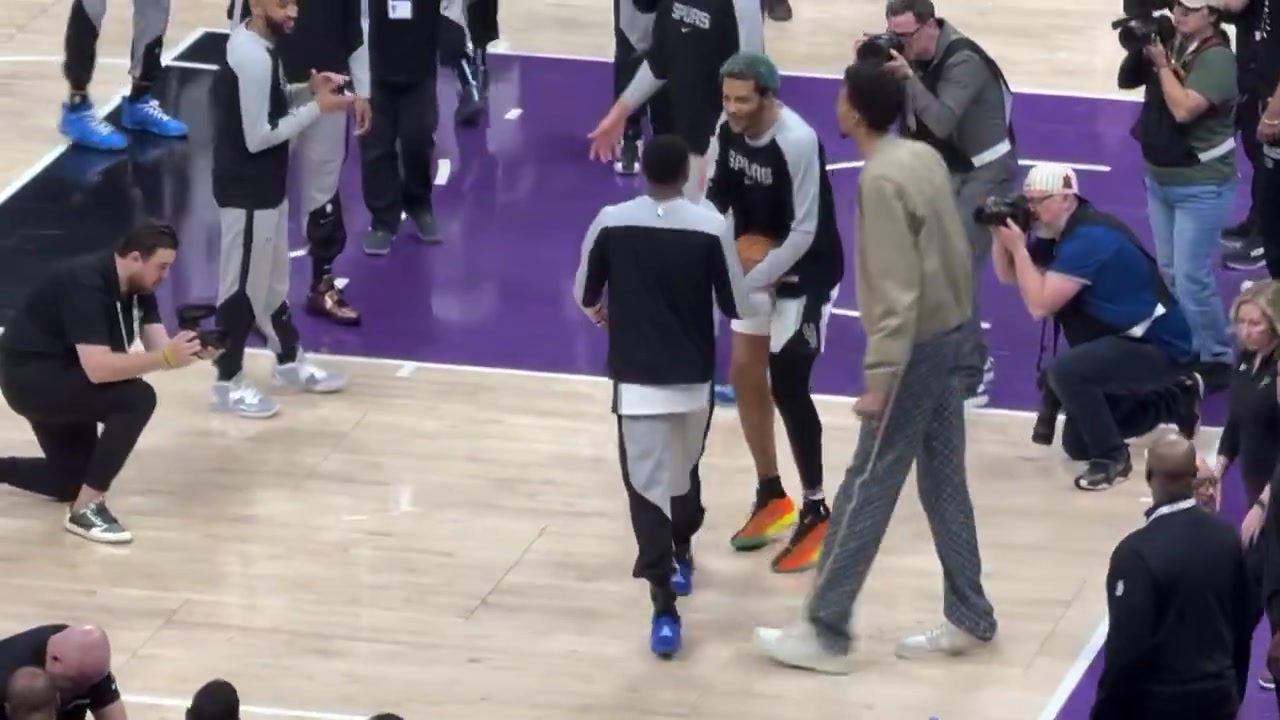 png电子平台情绪复杂🥺福克斯以客队球员身份踏入国王球场 欢呼声&嘘声并存