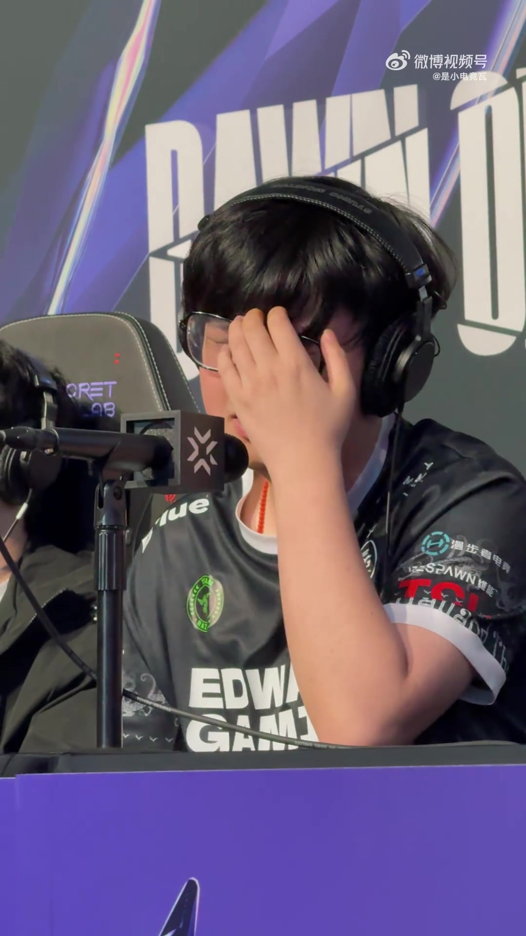 png电子没有自信了😨康康歪头瘫坐电竞椅：第一次用这个鼠标 我应该做的更好