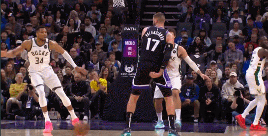 png电子官网这冲击力！字母哥抢断反击大踏步双手暴扣！瓦兰拼老命追不上😂