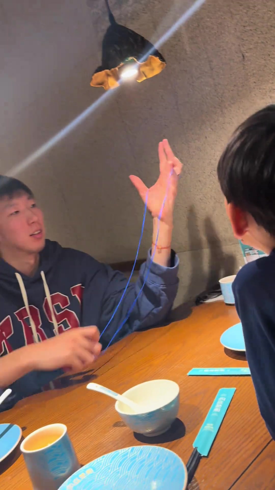 png电子官网一家人其乐融融！周琦儿子教老父亲玩挑绳：糊糊在线教学