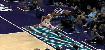 png电子官网这么拼？达伦-特里飞身救球 自己一头扎进观众席🙃