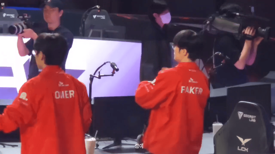 png电子官网这就是冠军中野的配合！现场网友拍到Faker和Oner的“神同步”👍