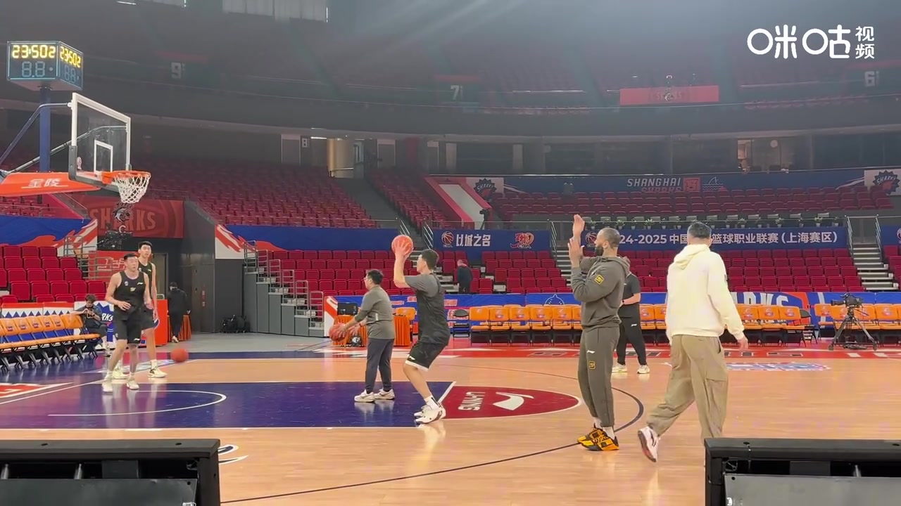 png电子平台宝刀不老！广东男篮踩场训练 杜锋中场三分一箭穿心