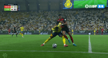 png电子平台利雅得体育球员报复性拍打杜兰后脑勺，VAR介入后改判直红