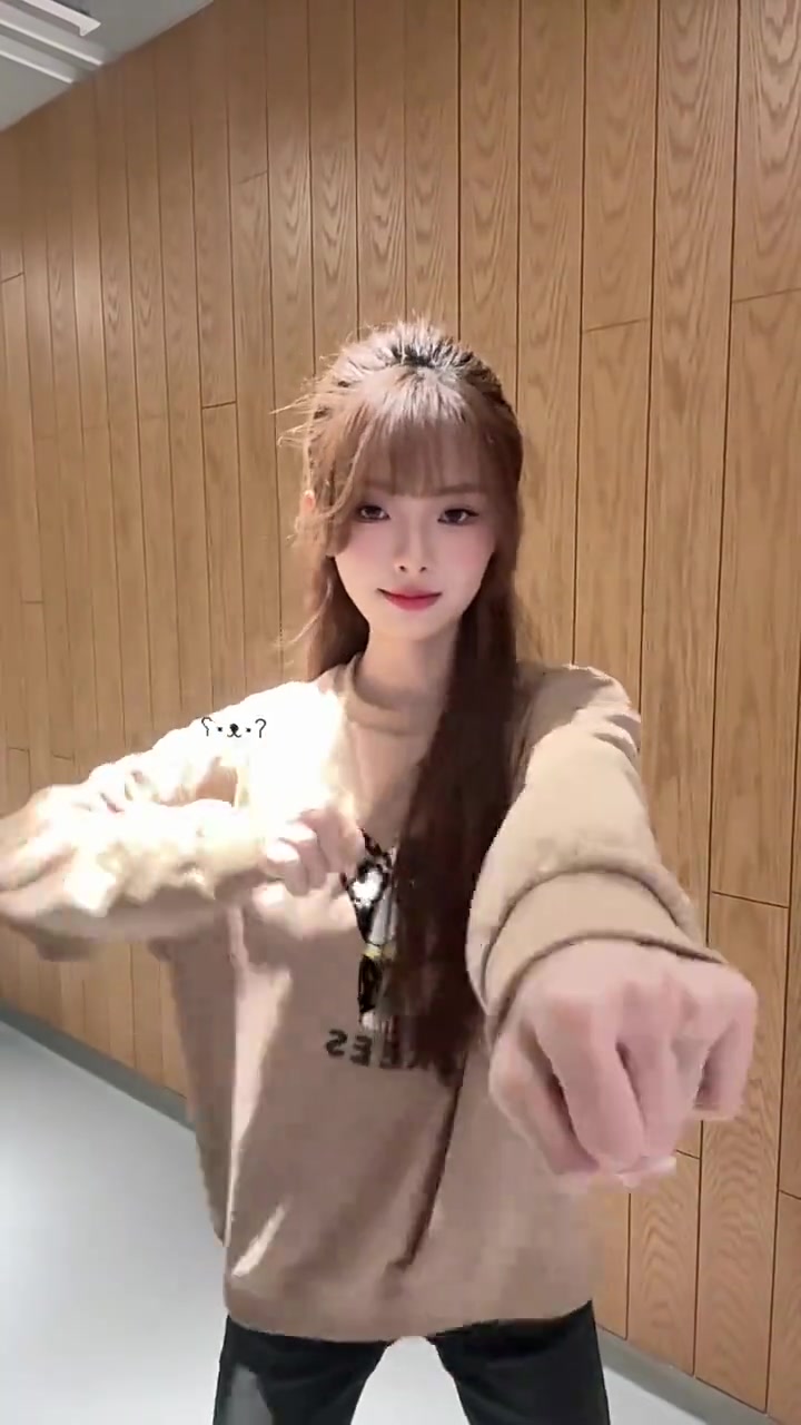 png电子平台NBA、LPL主持泱泱分享舞蹈视频：想不到吧 我还有库存