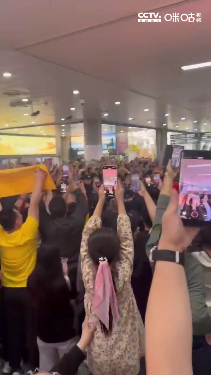 png电子官网山西男篮时隔13年后重返四强！上千名球迷在机场接球队凯旋