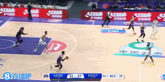 png电子用力过猛！廖三宁突到禁区 起飞滑翔单臂劈扣但扣飞了