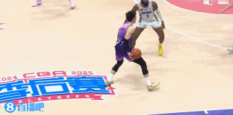 png电子用力过猛！廖三宁突到禁区 起飞滑翔单臂劈扣但扣飞了