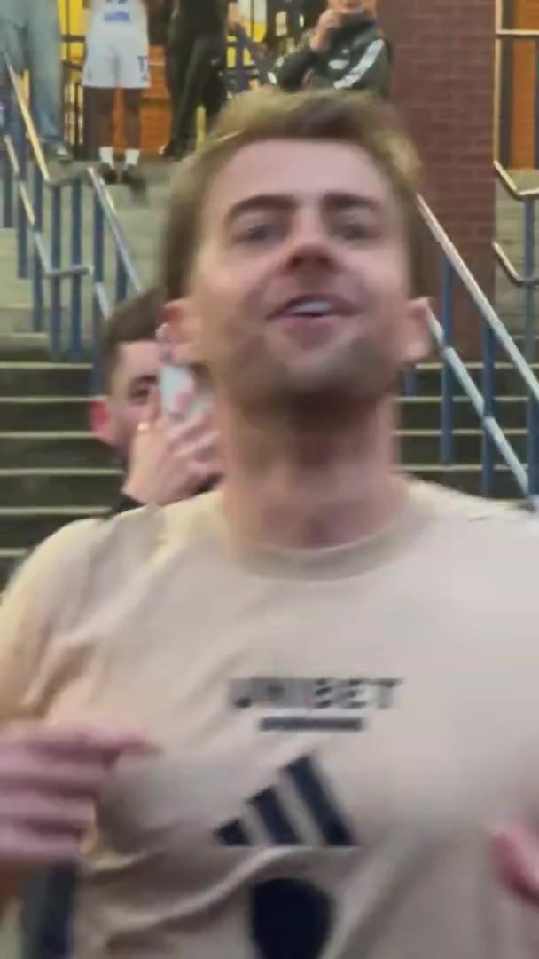 png电子痛骂死敌主帅！利兹联升超庆祝，班福德领喊口号：怀尔德是混蛋