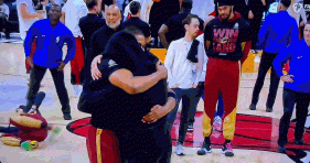 png电子官网见到老队友！汤普森紧紧拥抱刚刚失去父亲的乐福