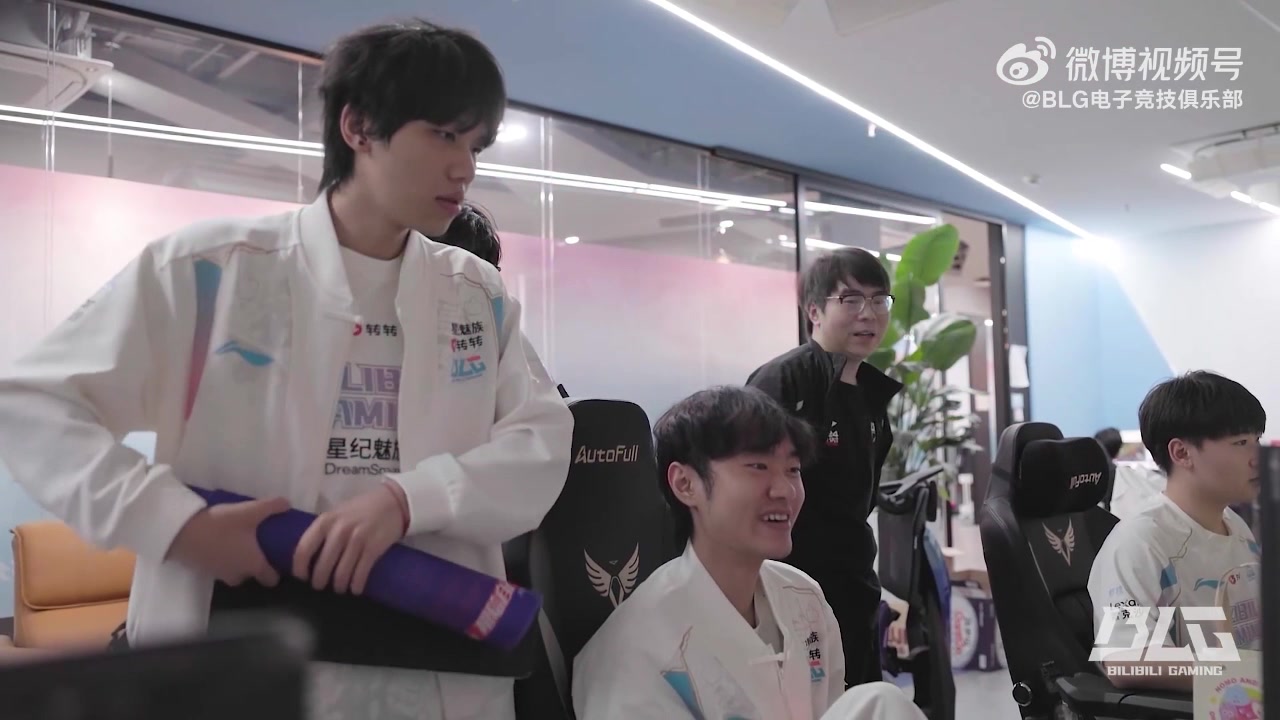 png电子倒反天罡了！赛前ON对左手做不雅动作 更是几度挥拳Bin