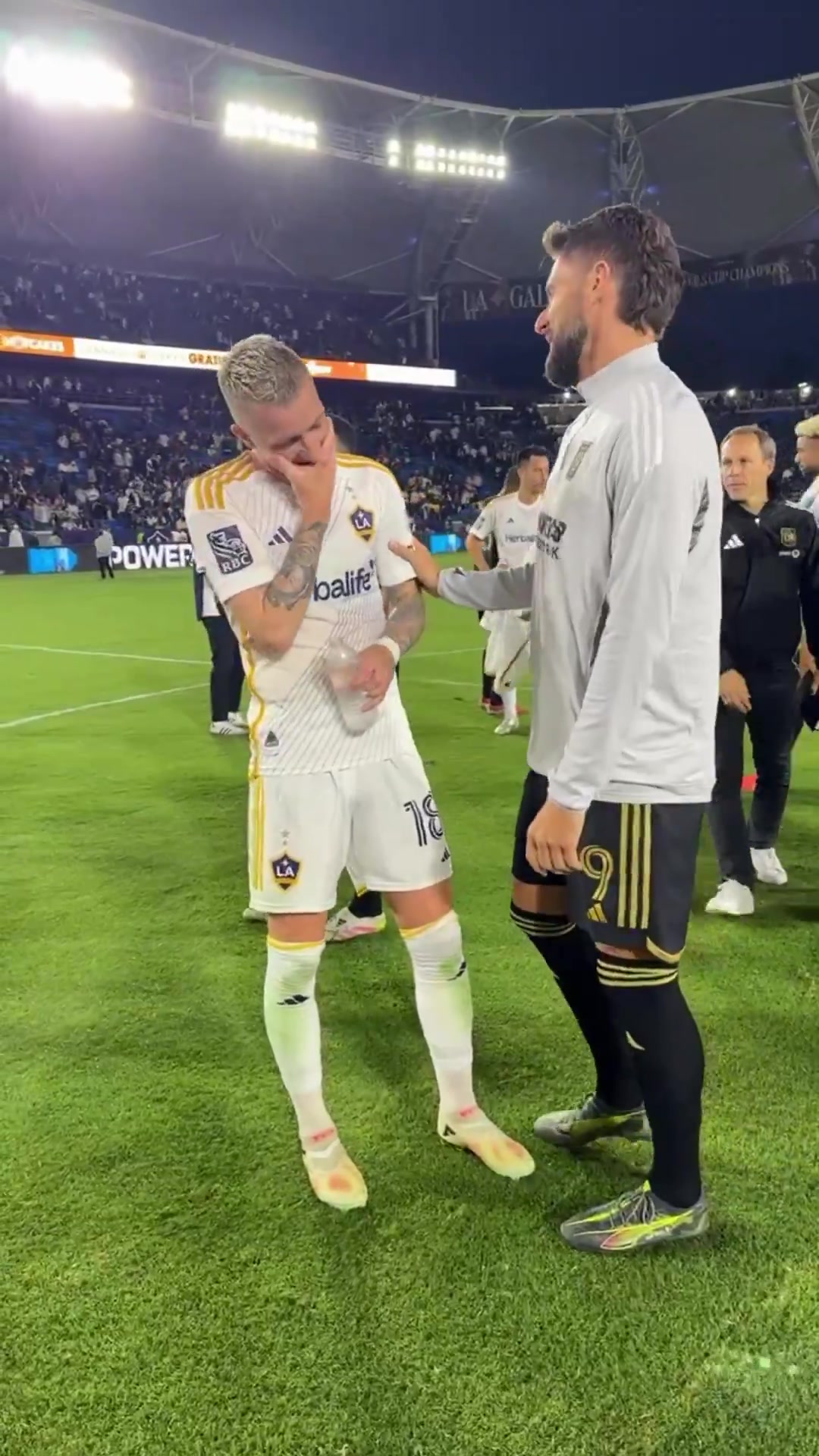 png电子平台聊啥呢？罗伊斯、吉鲁洛杉矶德比赛后热聊，前者梅开二度