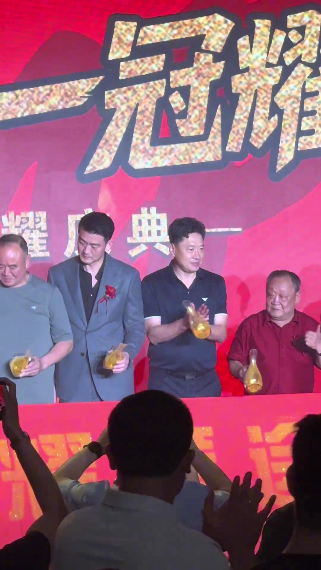 png电子网站久违了~🥂前主帅李春江现身广厦首冠庆功宴 端起酒杯直接一口闷