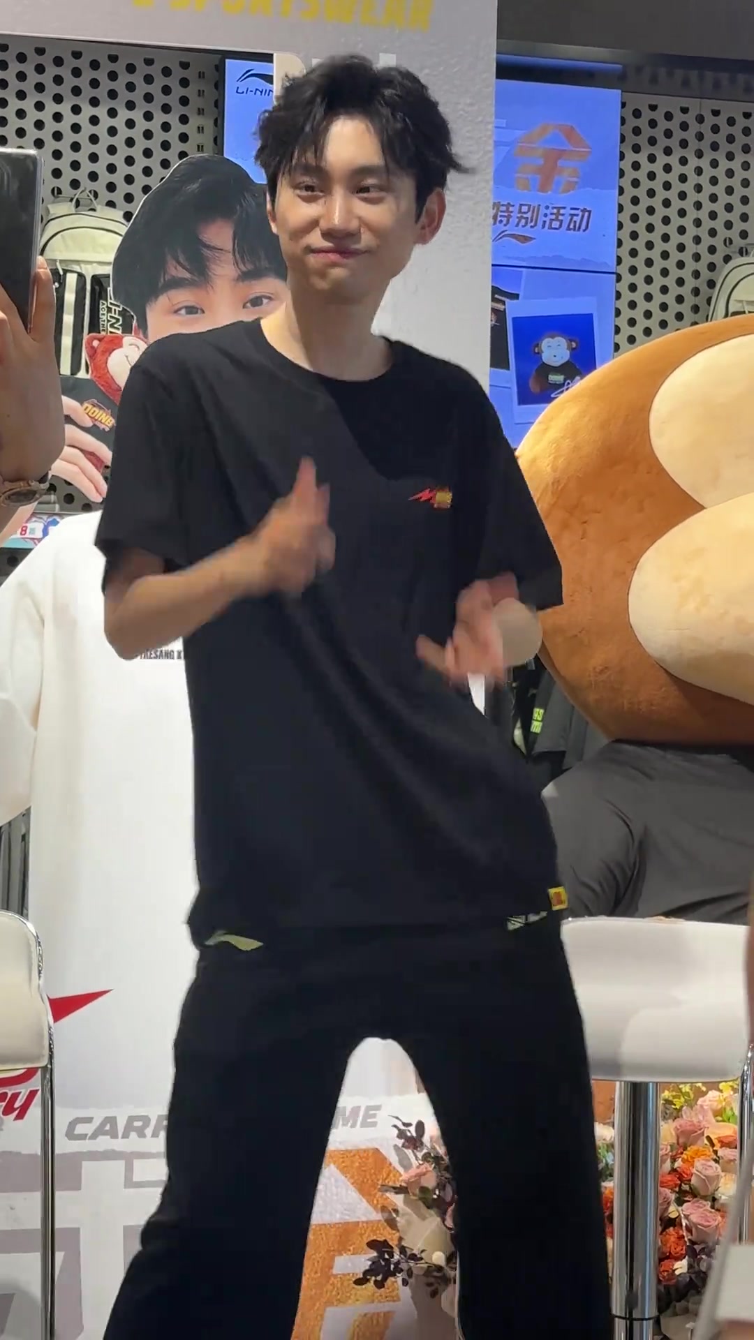 png电子网站B神舞的好极限！Doinb线下活动翻跳《九万字》