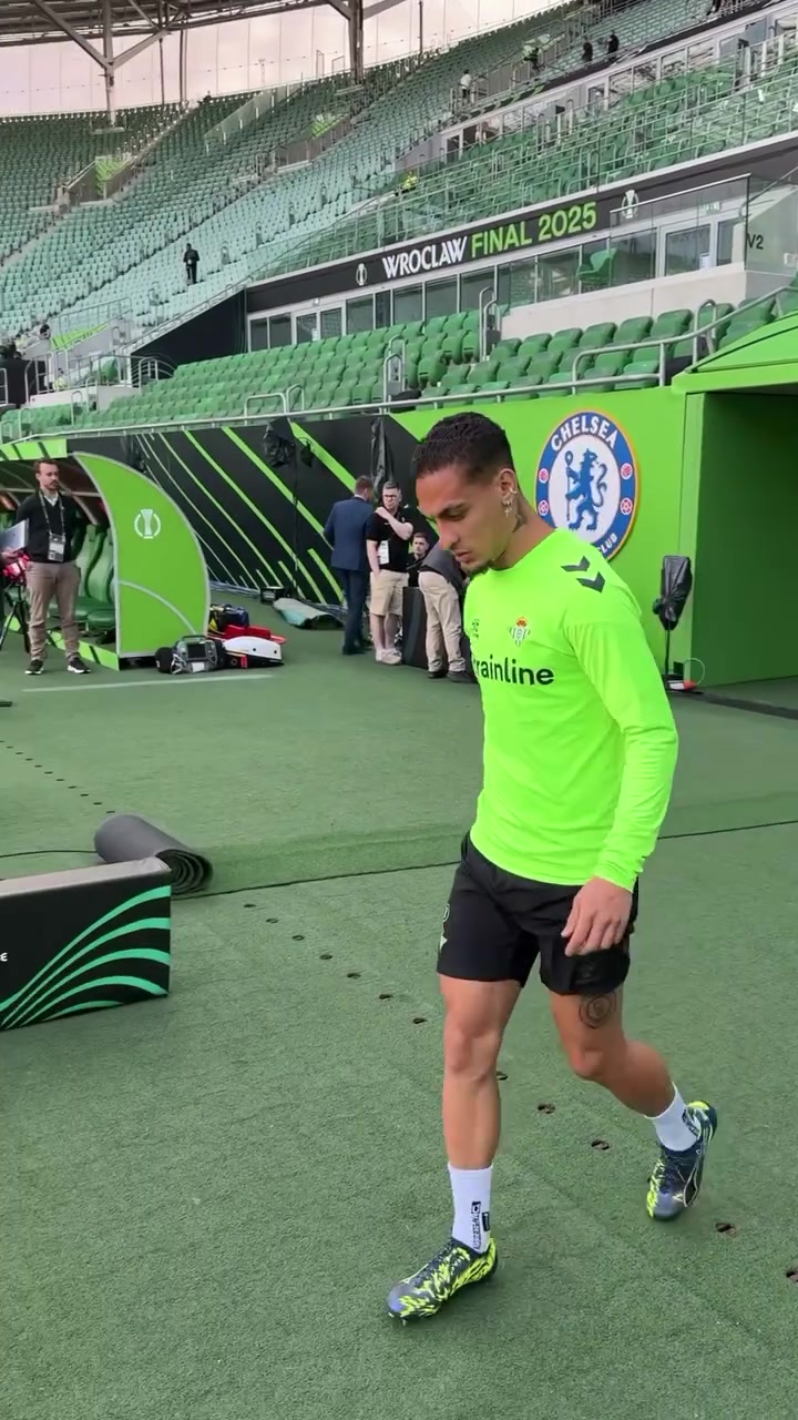 png电子网站来踩场了！欧协联官方社媒：安东尼实地考察，剑指欧协联决赛！