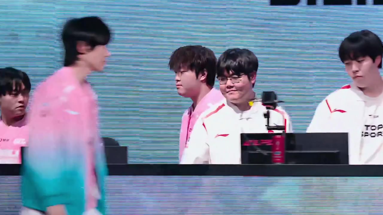 电子png游戏惺惺相惜！赛后握手环节，369和knight碰拳时面露笑容！