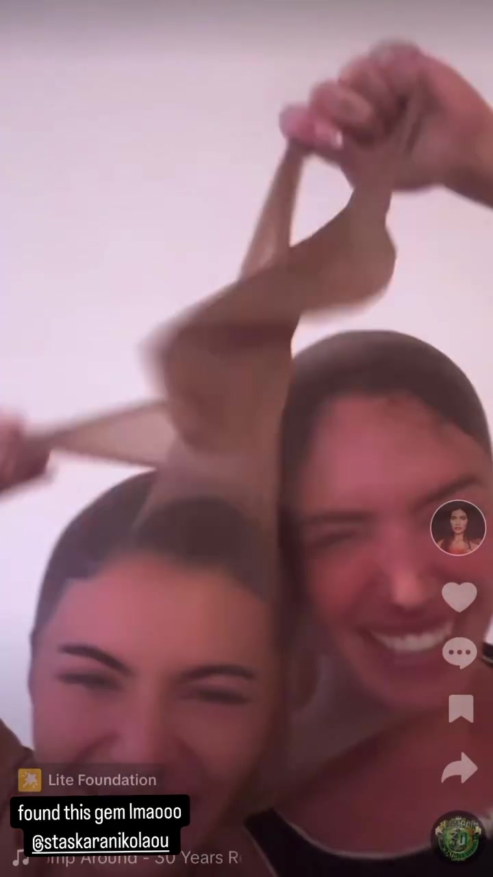 电子png游戏🌶️凯莉-詹娜玩丝袜套头整蛊游戏为顶级魔鬼身材闺蜜庆生🥵